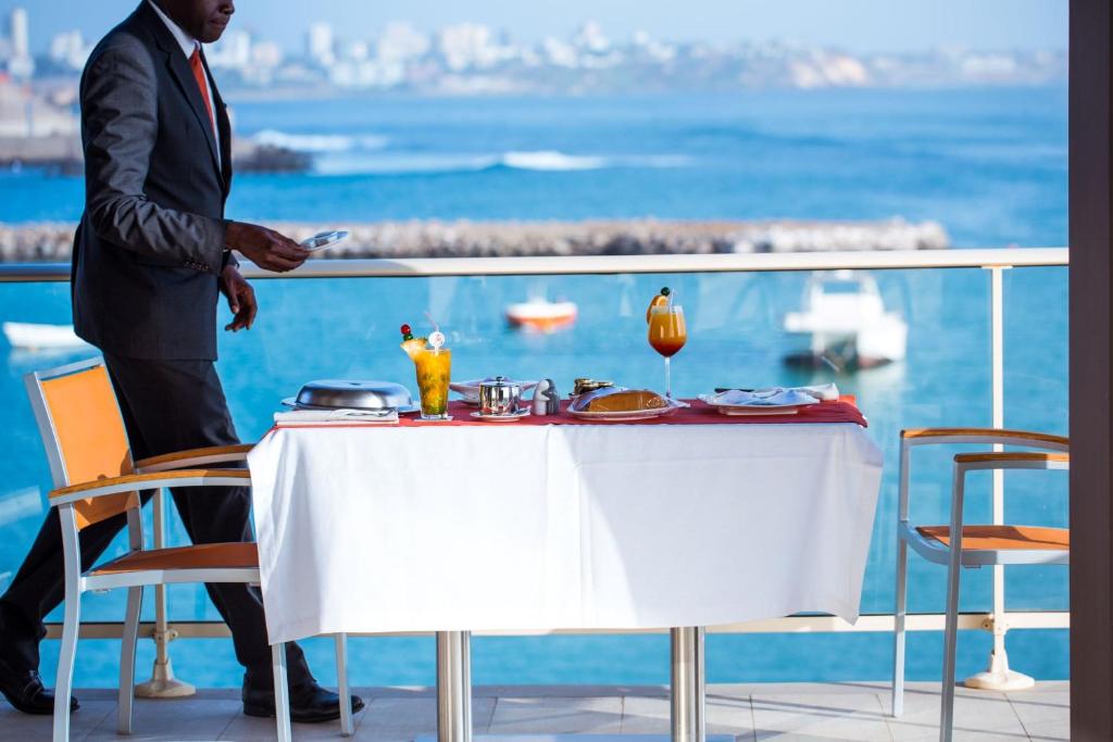 Petit-déjeuner avec vue sur la mer dans un hôtel à Dakar